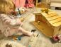 Preview: Kinder Krippenstall mit Schindeln - Spielendes Kind