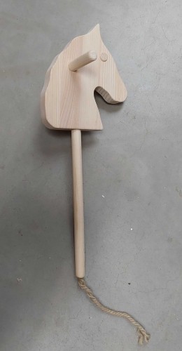 Preview: 2. Wahl Steckenpferd Hobby Horse LUNA mit 2 Griffe aus Fichtenholz | Kurzer Stiel | Natur | Kinder ab 2 Jahre Preview: Steckenpferd aus Holz - Seitansicht