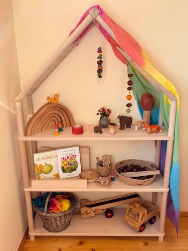 Preview: Montessori Bücherregal BERGEN | 3 Etagen, breit, hoch & offen | Buche Natur Massivholz | Modulares Stollen-Regalsystem | Optional mit Haus-Dach & Buchständer Preview: Montessori Bücherregal Bergen für Kinder