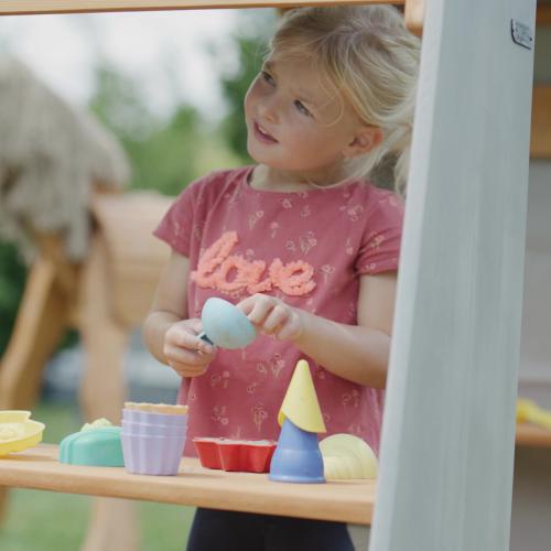 Kind spielt verkaufen mit dem schönen Outdoorspielständer von Holz Spielzeug Peitz