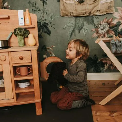 Kinder Holzküche weiß - Spielendes Kind