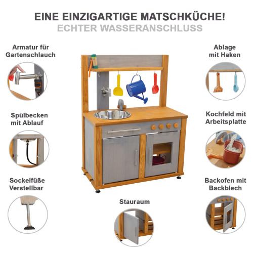 Kind spielt mit schoener Matschkueche draussen im Garten