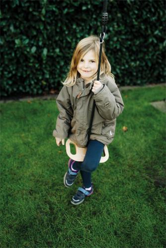 Kinderschaukel mit Griffen aus Holz