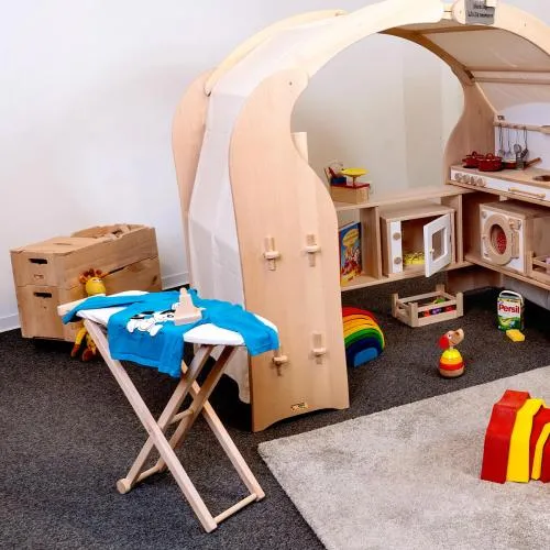 Kinder Bügelbrett - Mit Spielständer im Kinderzimmer