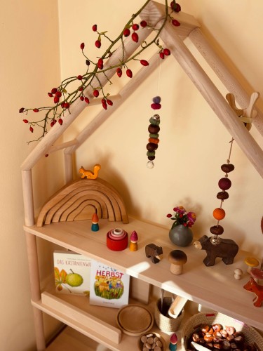 Preview: Montessori Bücherregal BERGEN | 3 Etagen, breit, hoch & offen | Buche Natur Massivholz | Modulares Stollen-Regalsystem | Optional mit Haus-Dach & Buchständer Preview: Breites Montessori Bergen Regal für Kinder