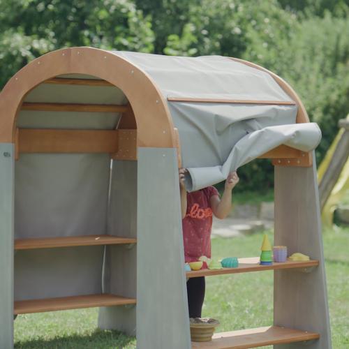 Kinder schützen sich mit einem Sonnensegel beim spielen im Garten unter dem Outdoorspielständer von Holz Spielzeug Peitz