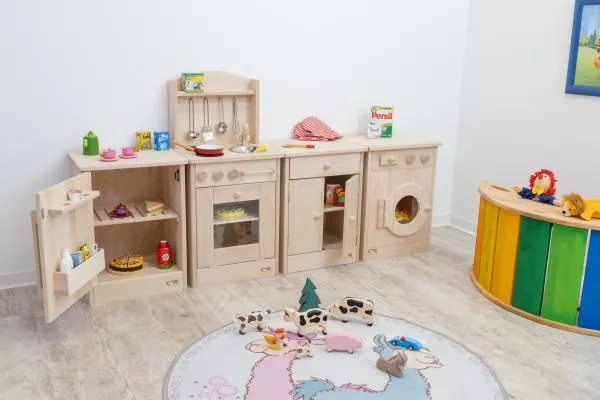 Kinder-Küchen-Block mit Waschmaschine, Kühlschrank, Schrank und Kinderküche