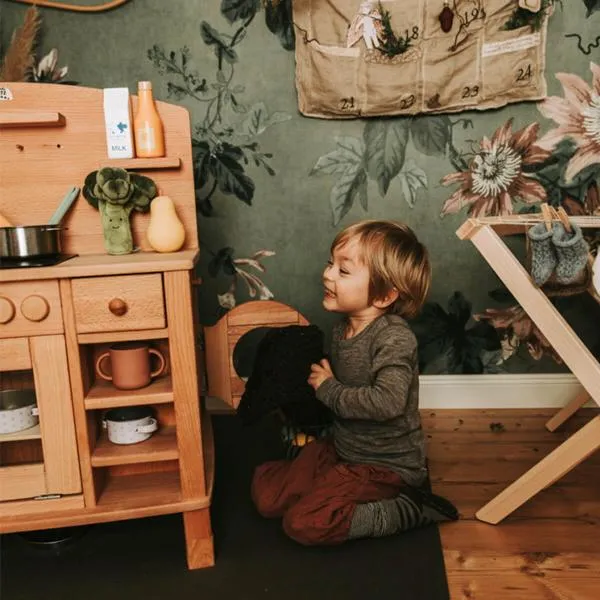 Kinder Holzküche - Spielendes Kind