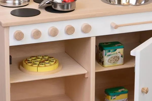 kindergarten-spielküche aus holz in weiß und natur mit kinder-herd, kinder-backofen und kinder-Spüle, Blick in den Ofen und den Spülenschrank