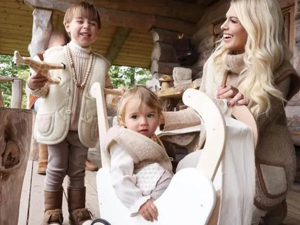 Puppenwagen aus Holz - Glückliche Familie