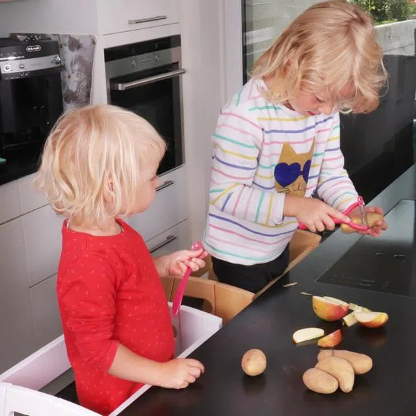 Montessori Helferturm in weiß für die Küche mit Rausfallschutz