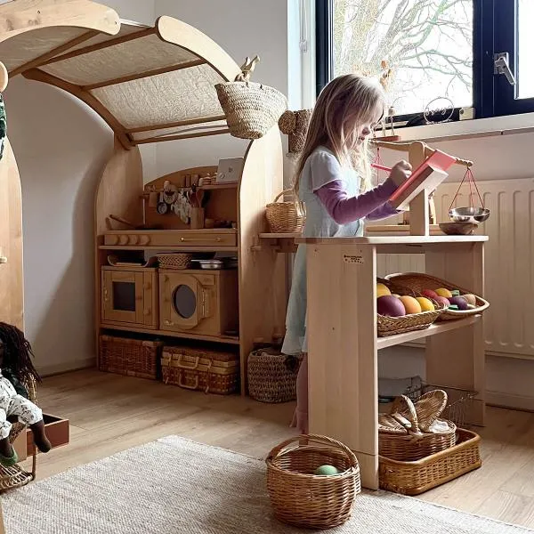 Kinder Spieltheke Erle - mit spielendem Kind