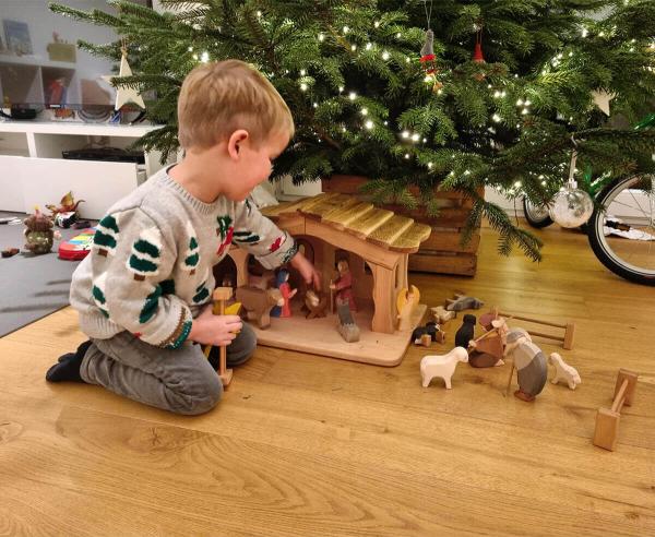 Kinder Krippenstall mit Schindeln - Spielendes Kind